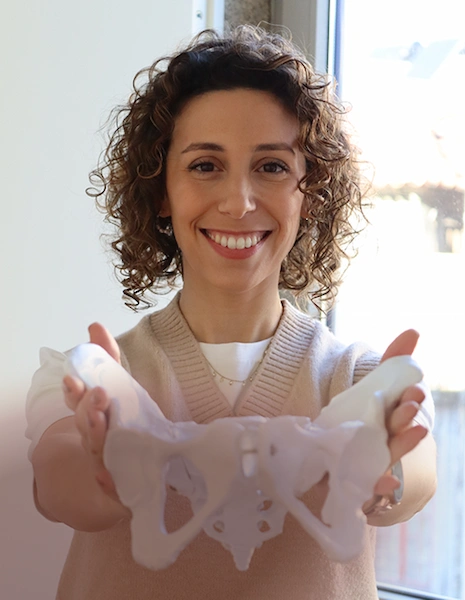 Enfermeira especialista Raquel Pereira a orientar exercício clínico na gravidez